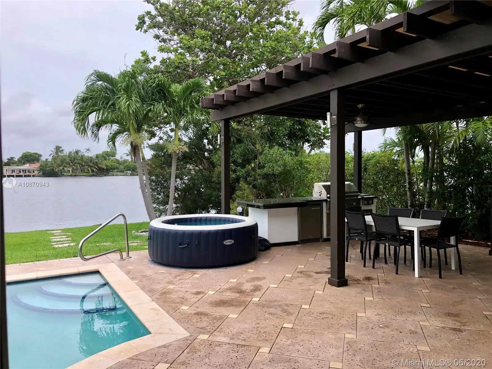 21100 NE 25th Ct, Miami FL 33180 photo 2