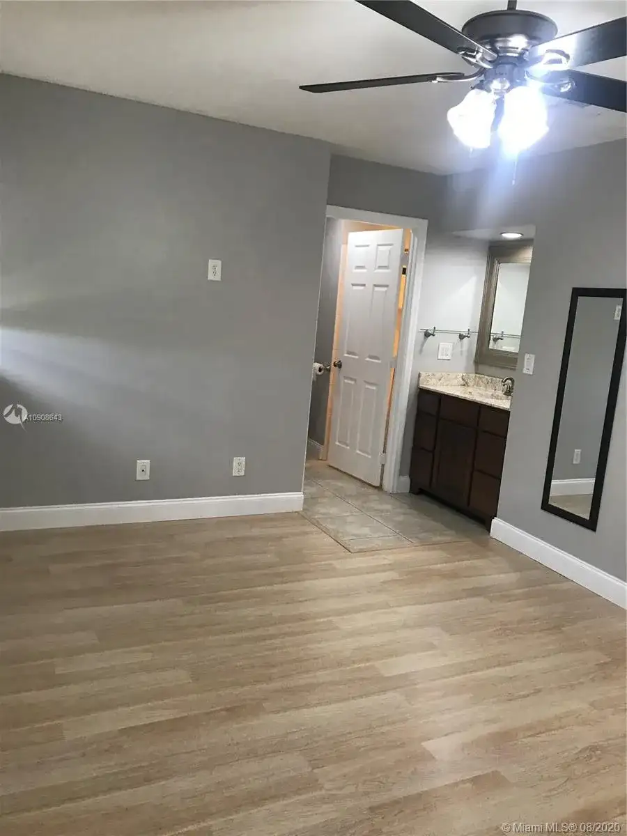20 Laredo Pl # 1, Davie FL 33324 photo 4