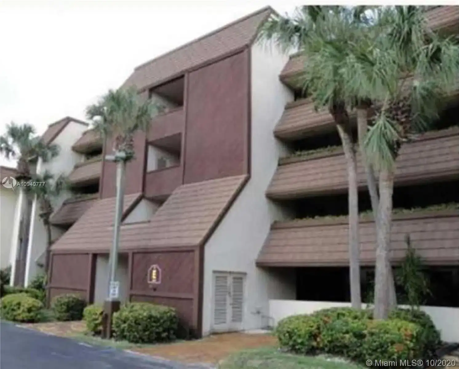 491 Ives Dairy Rd # 5, Miami FL 33179 photo 2