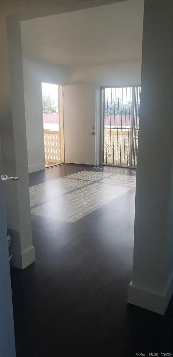 1050 SW 7th St, Miami FL 33130 photo 3