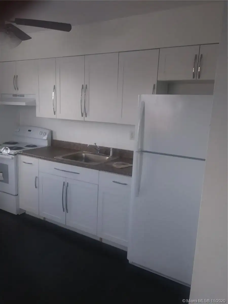 1050 SW 7th St, Miami FL 33130 photo 4