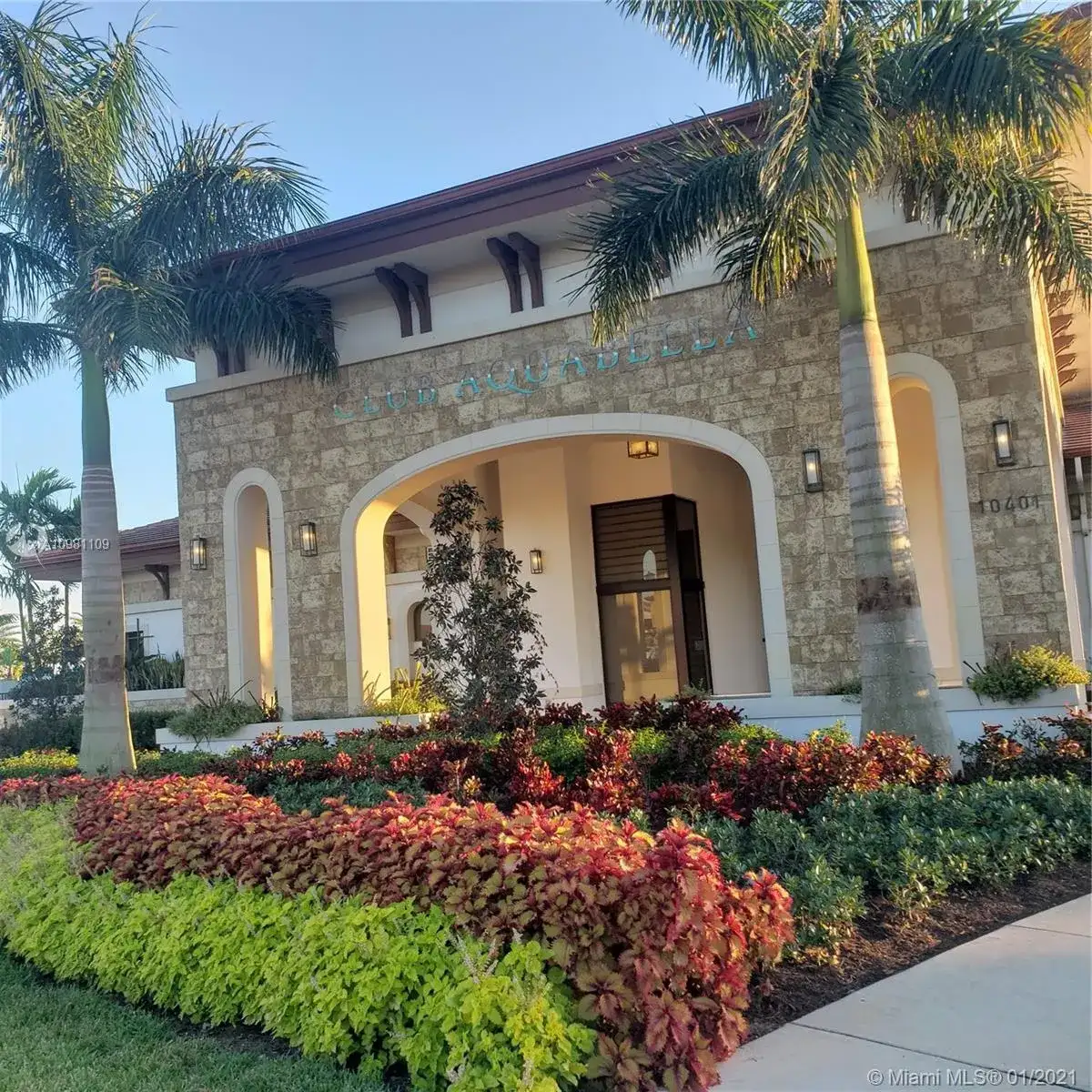 10521 W 35th Way, Hialeah FL 33018 photo 2