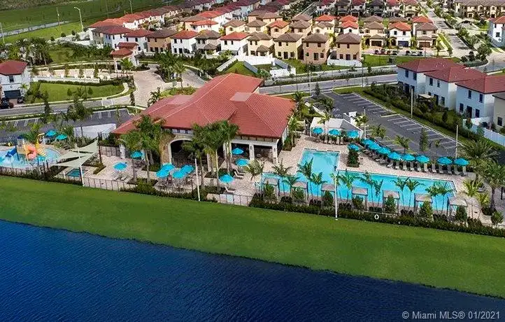 10521 W 35th Way, Hialeah FL 33018 photo 3