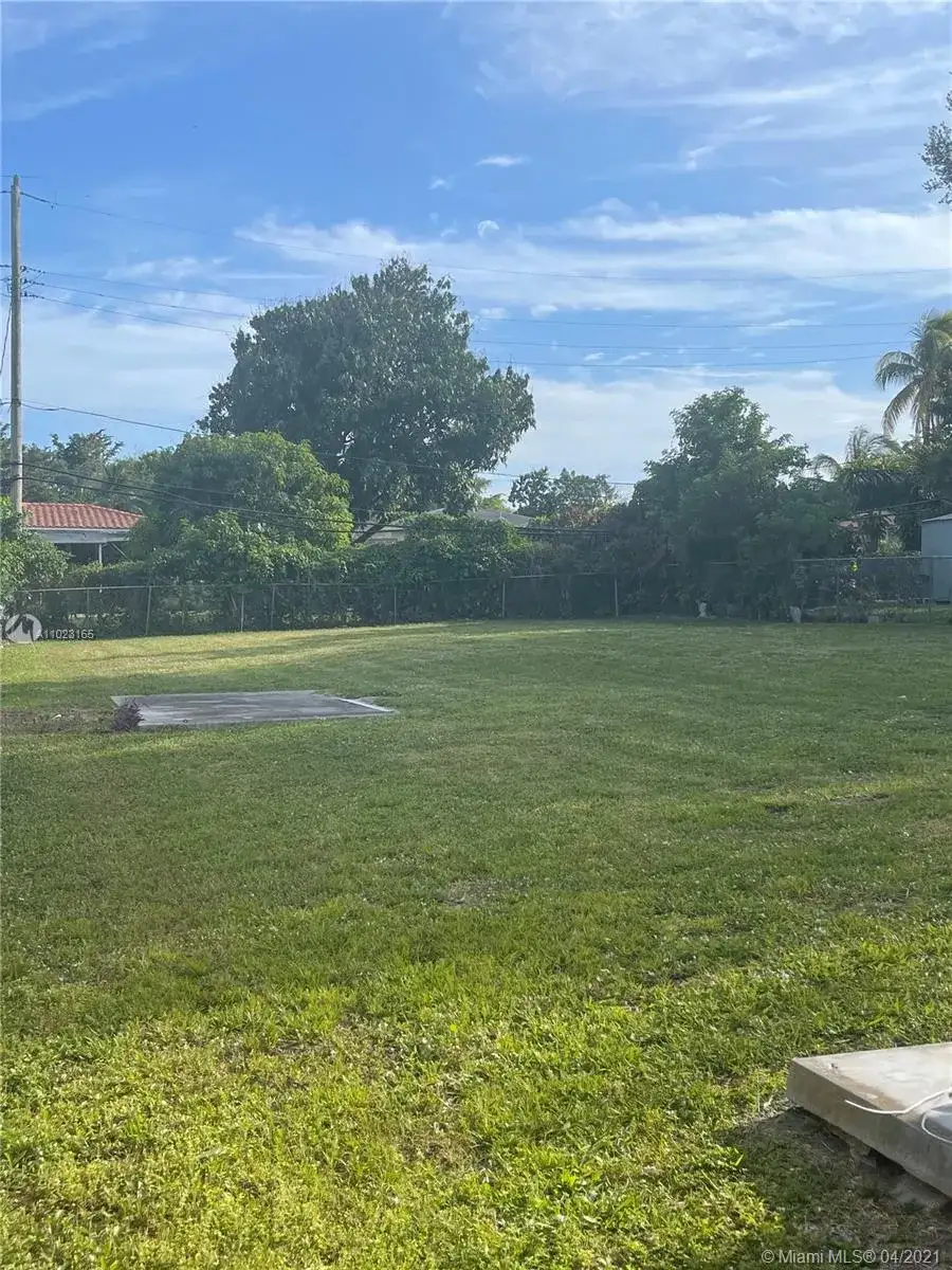 282 NE 116th St, Miami FL 33161 photo 2
