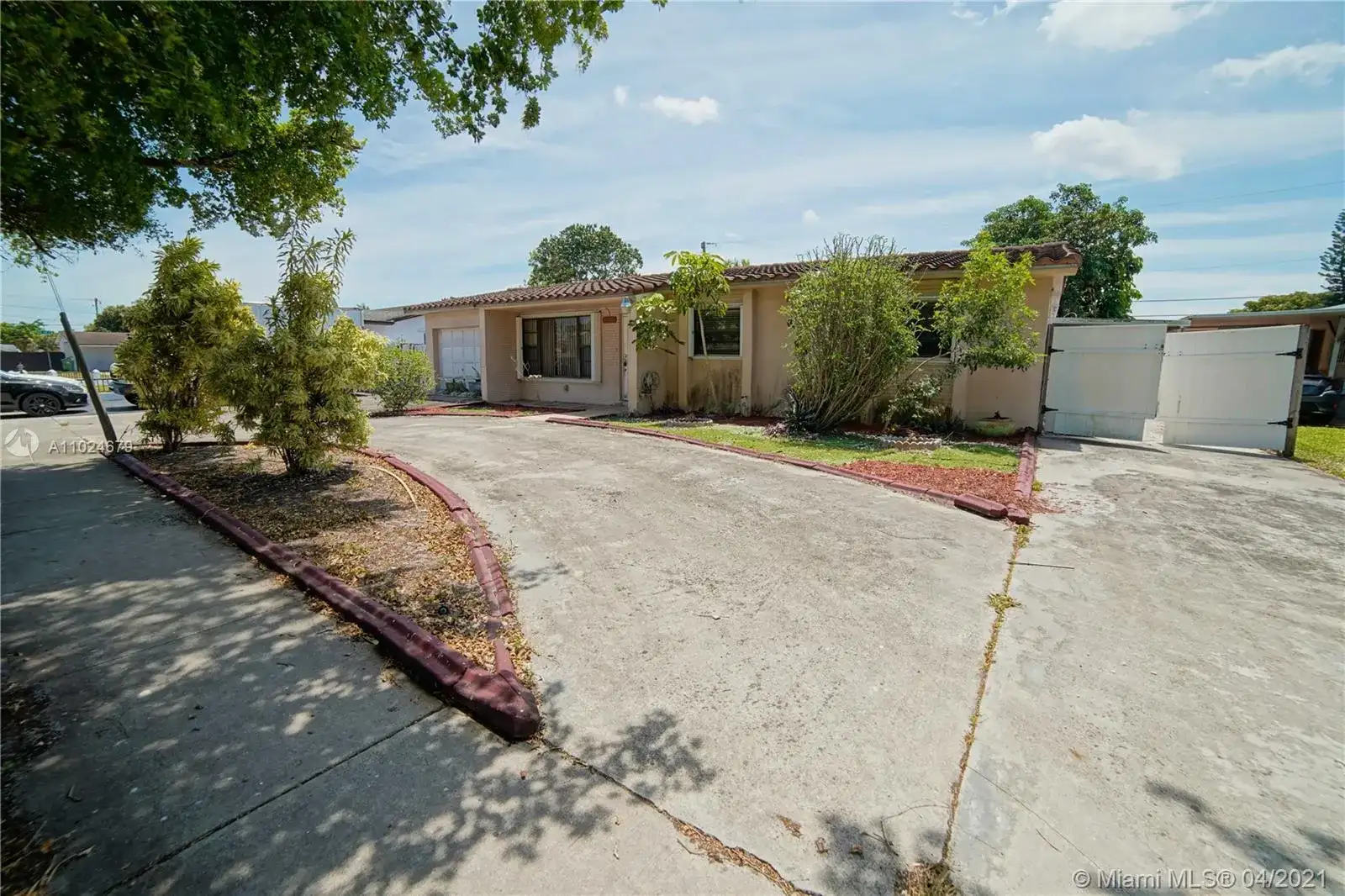 1470 W 76th St, Hialeah FL 33014 photo 2