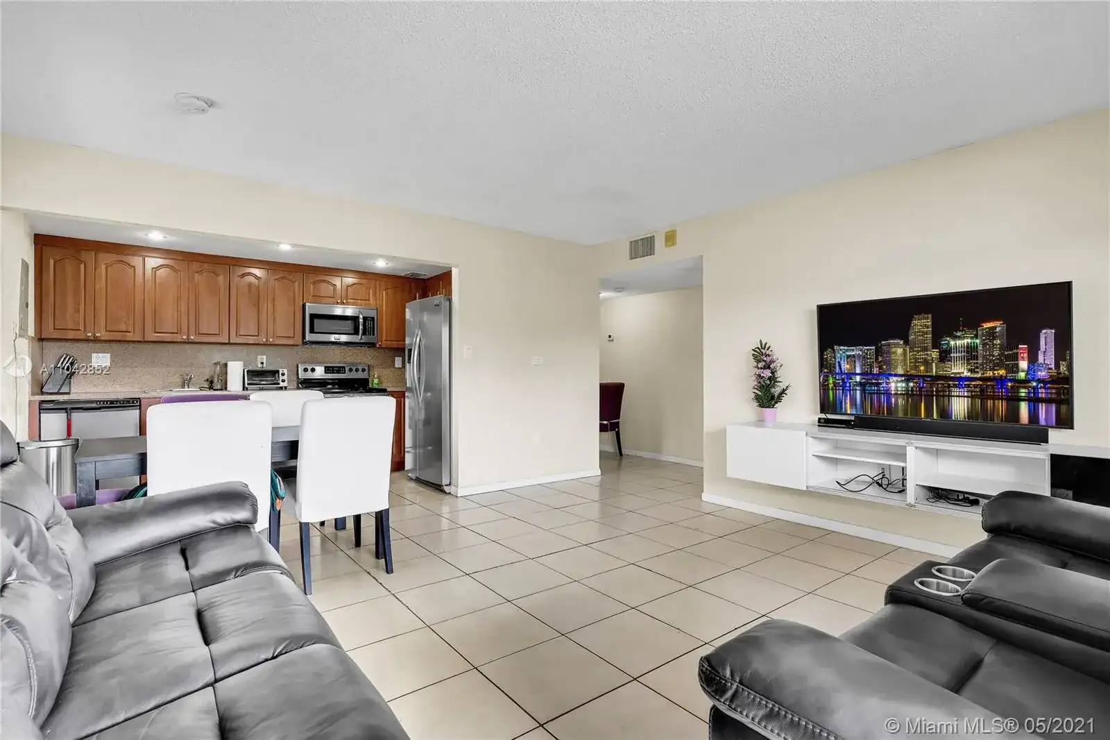 17500 NW 68th Ave # D2006, Hialeah FL 33015 photo 2