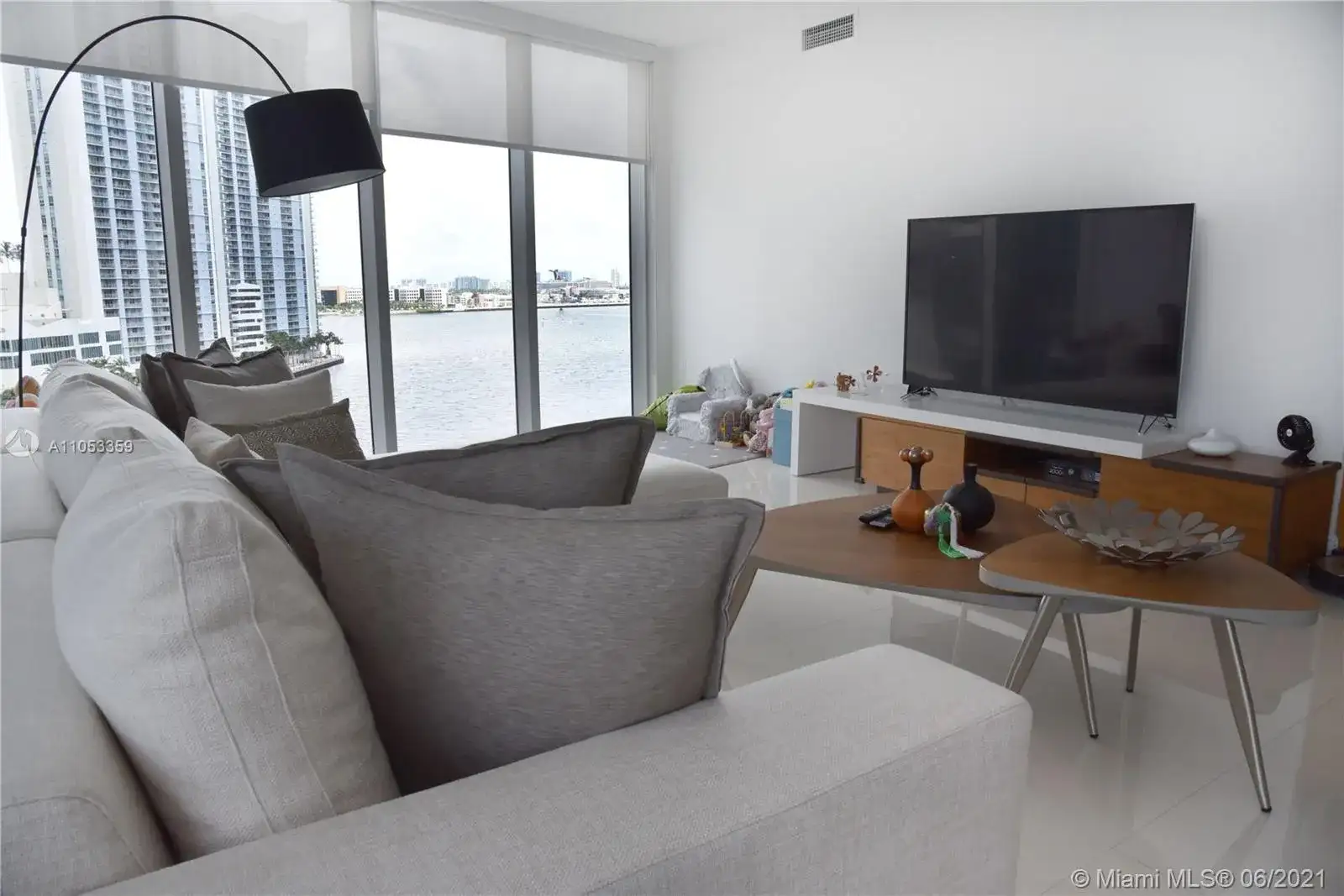 465 Brickell Ave # 1002, Miami FL 33131 photo 2