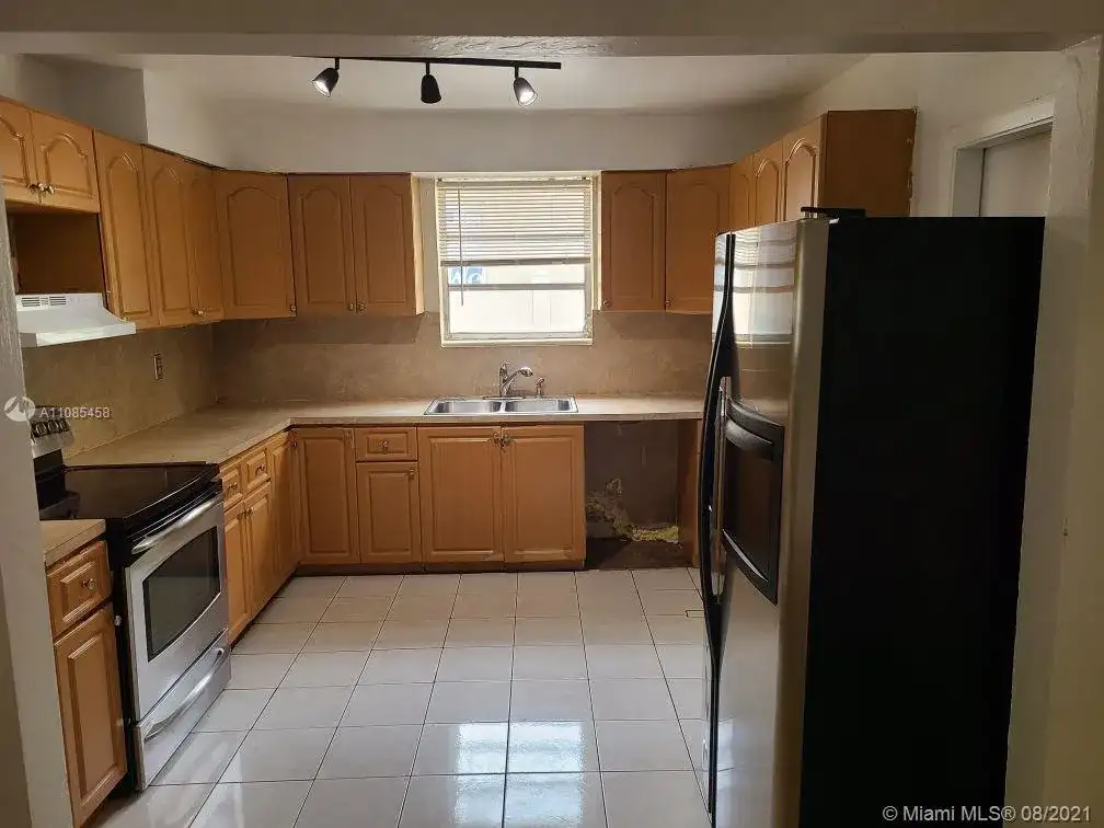 1351 NE 154th St, North Miami Beach FL 33162 photo 2