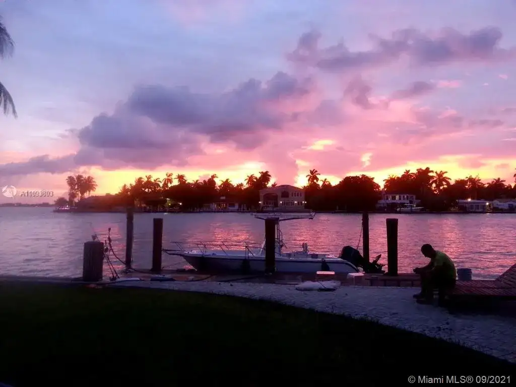 7508 W Treasure Dr, North Bay Village FL 33141 photo 3