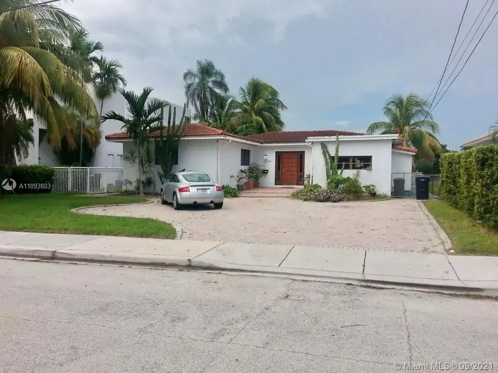 7508 W Treasure Dr, North Bay Village FL 33141 photo 4
