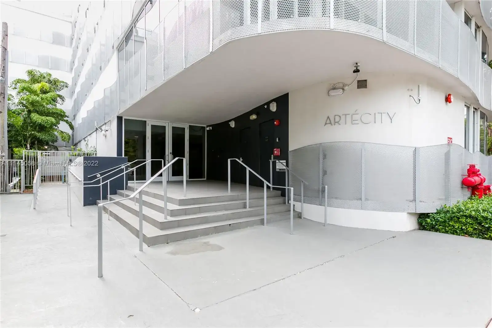 2155 Washington Ct # 206, Miami Beach FL 33139 photo 2