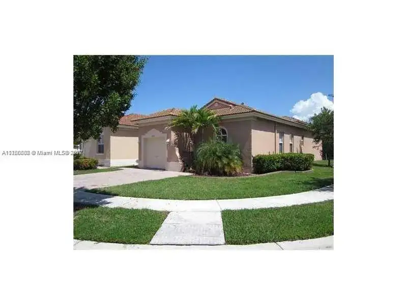 982 NE 37th Pl, Homestead FL 33033 photo 2