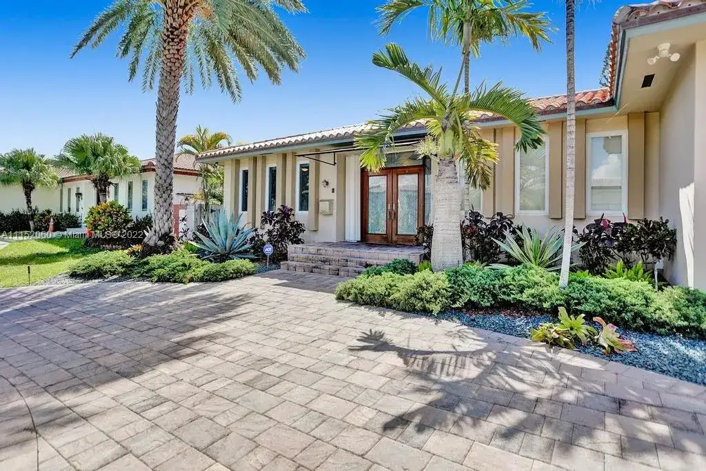 2110 NE 122nd St, North Miami FL 33181 photo 2