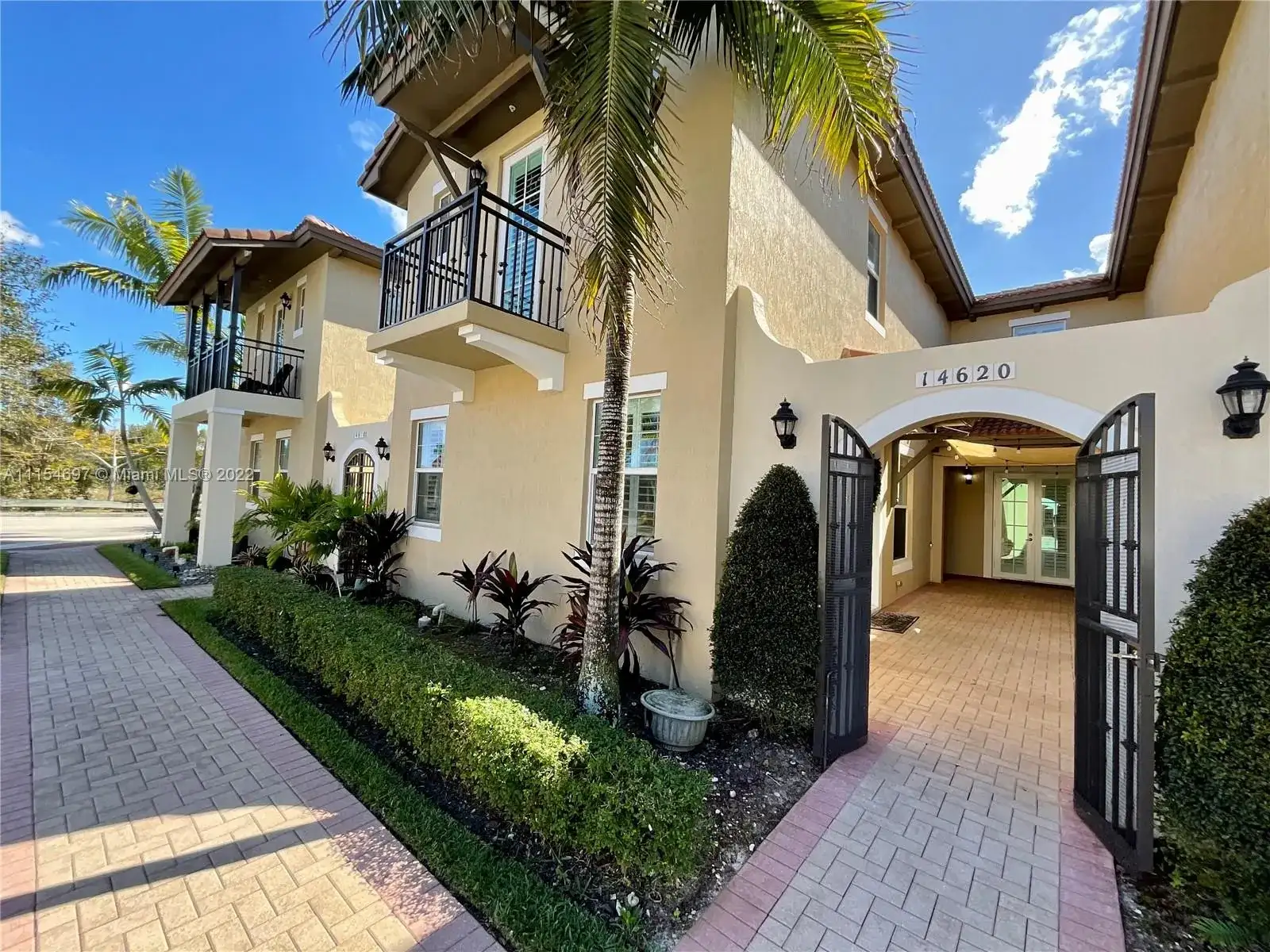 14620 SW 15th St, Pembroke Pines FL 33027 photo 2