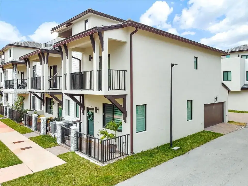 4700 NW 83rd Psge, Doral FL 33166 photo 2