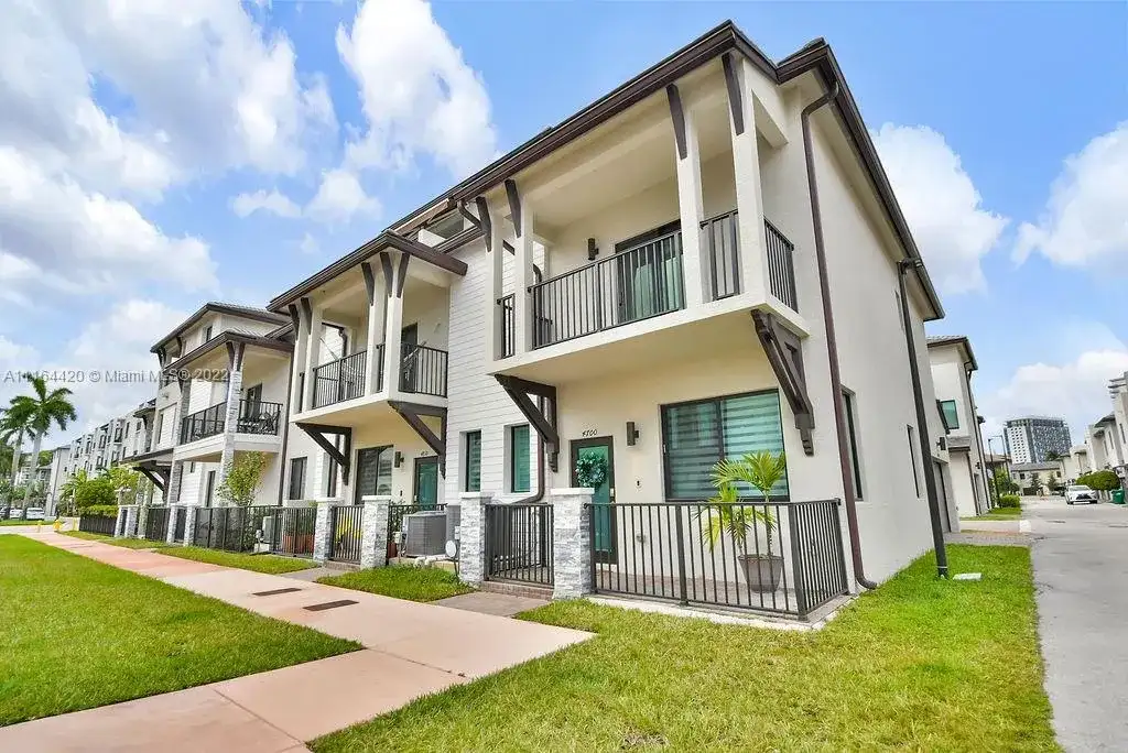 4700 NW 83rd Psge, Doral FL 33166 photo 5