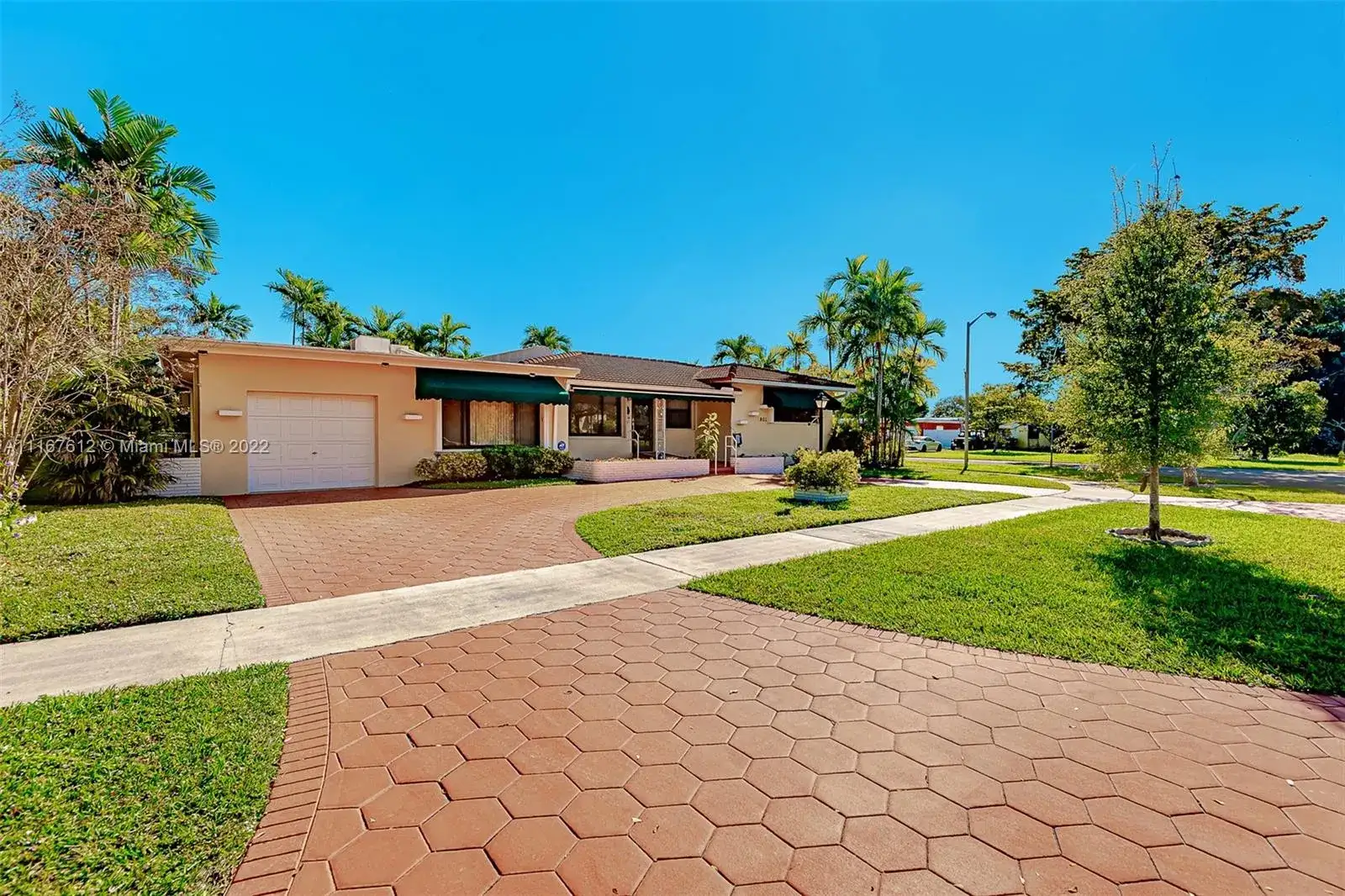 901 Apache St, Miami Springs FL 33166 photo 2