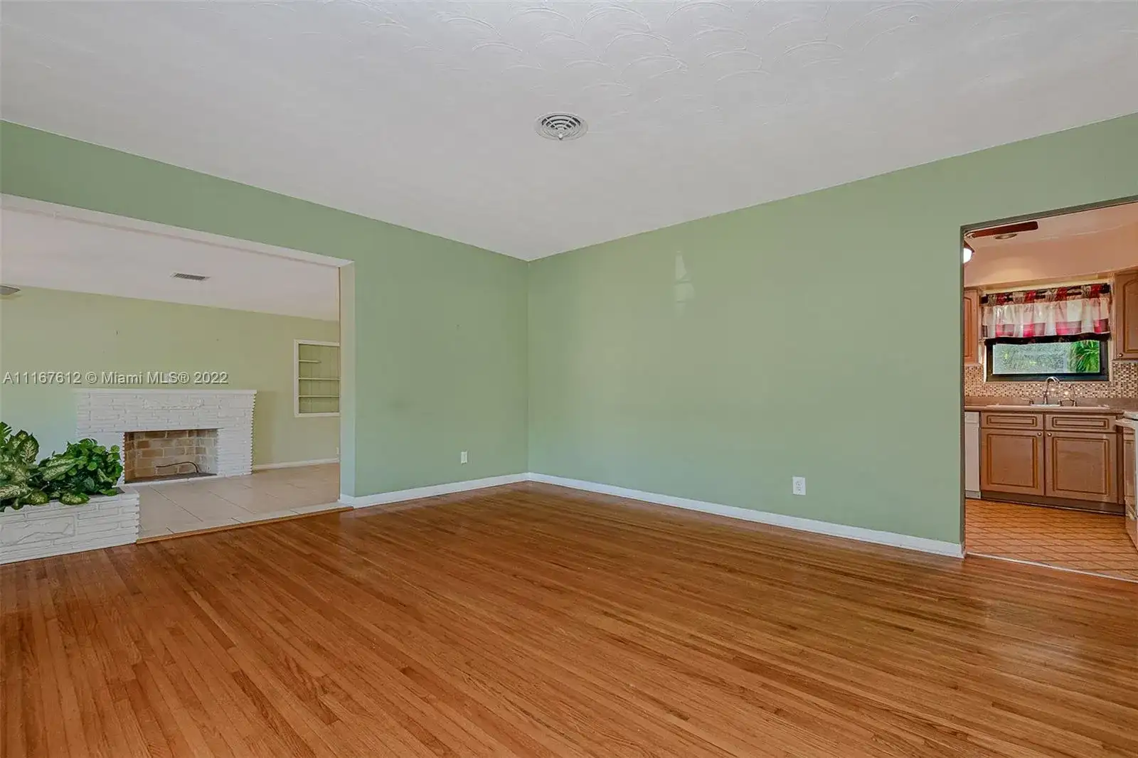 901 Apache St, Miami Springs FL 33166 photo 4