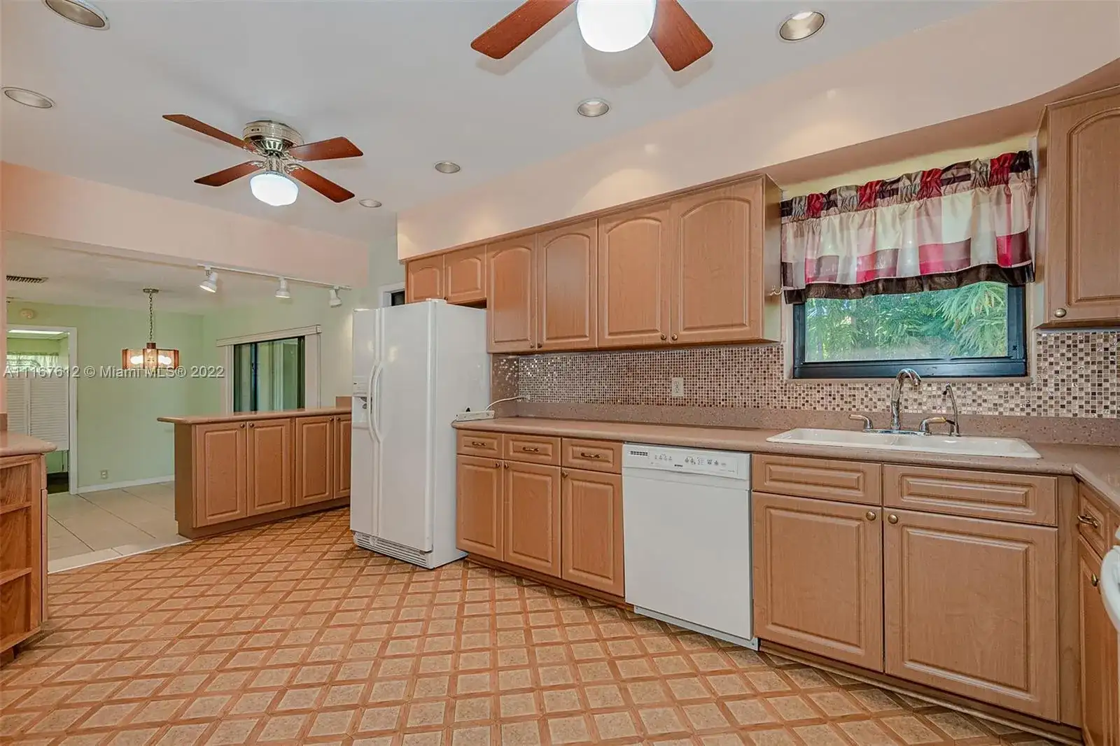901 Apache St, Miami Springs FL 33166 photo 5