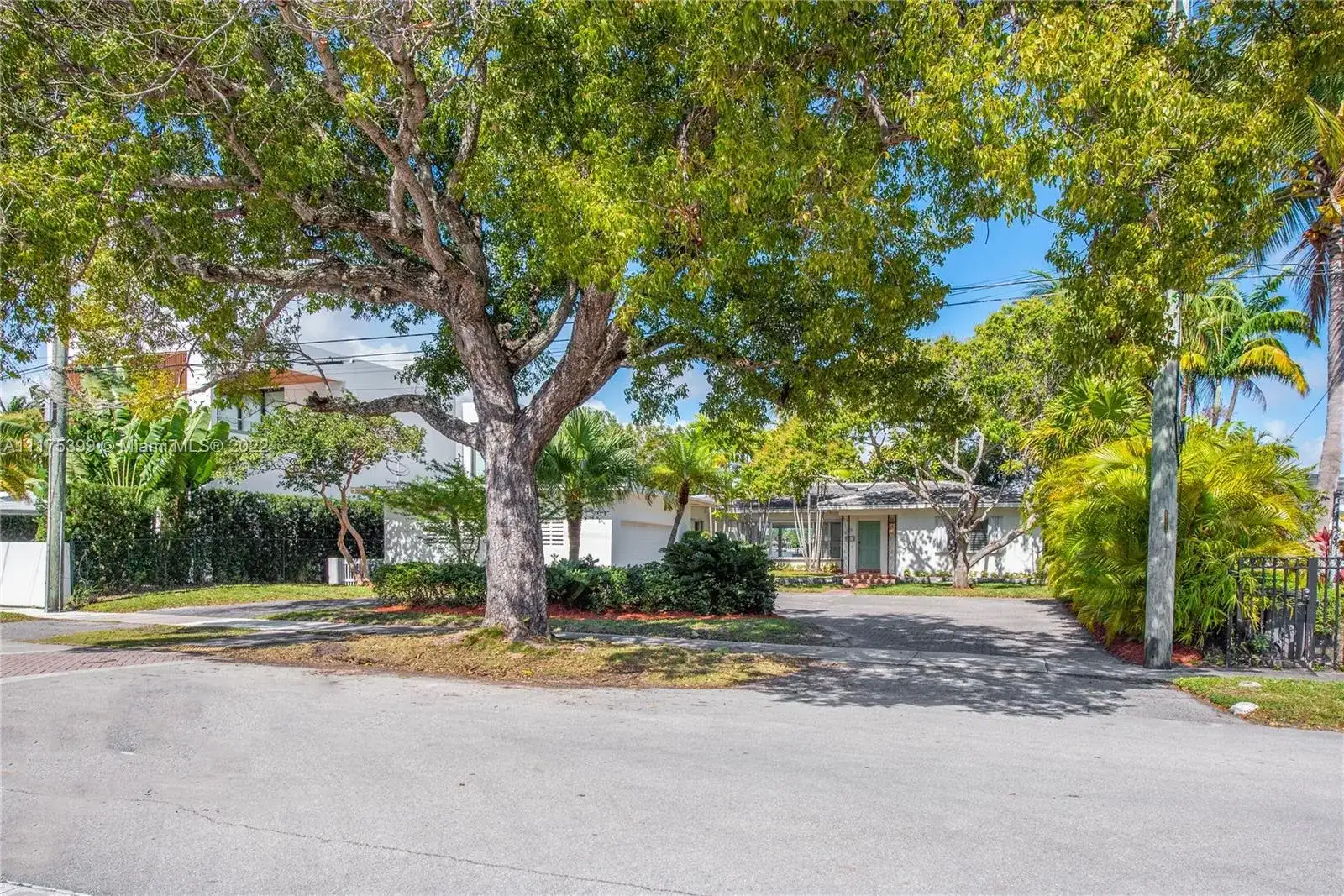 1275 N Biscayne Point Rd, Miami Beach FL 33141 photo 3
