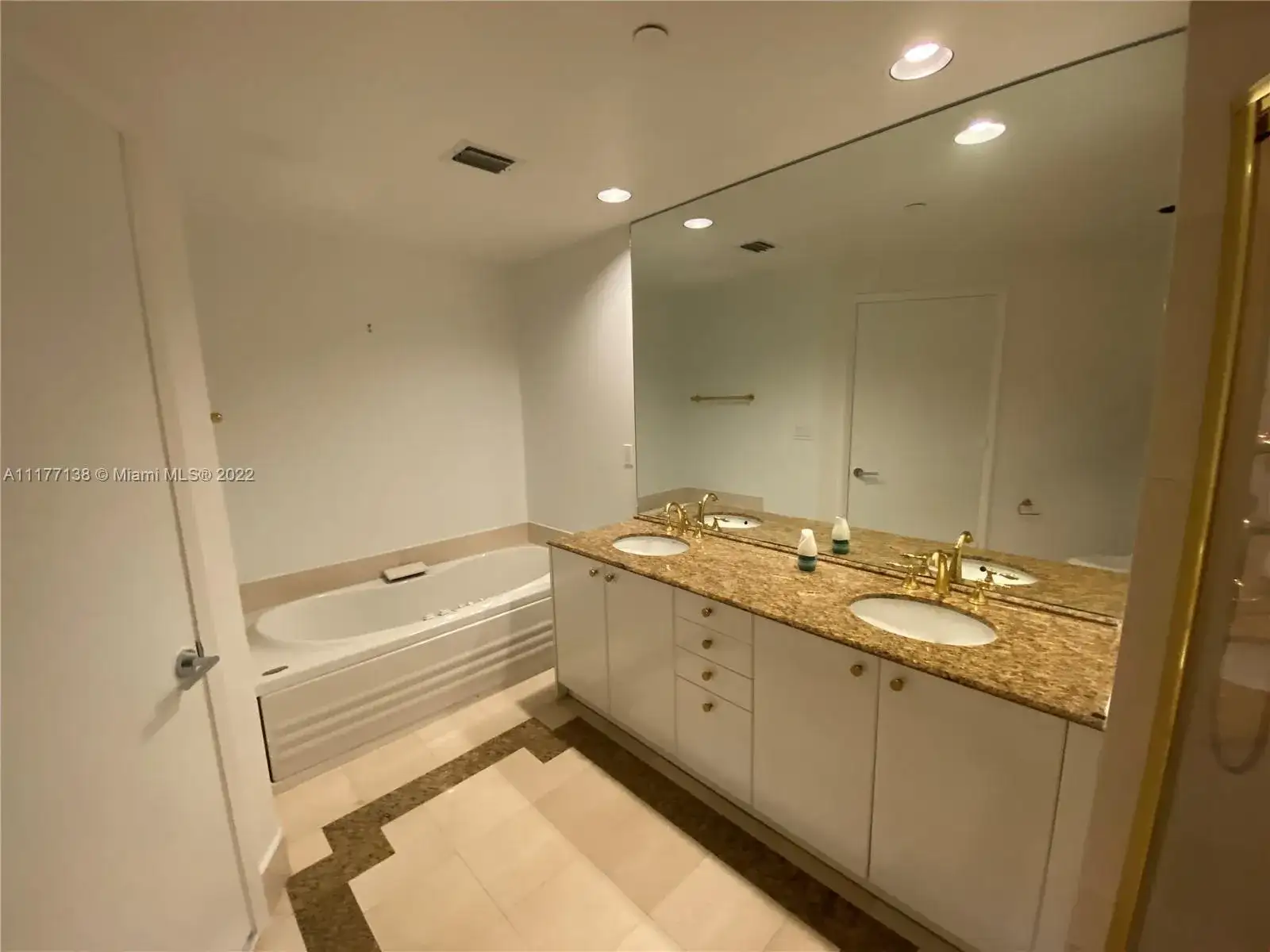 300 S Pointe Dr # 907, Miami Beach FL 33139 photo 5