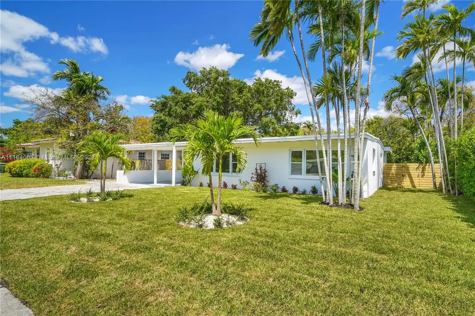 1905 Alamanda Dr, North Miami FL 33181 photo 2