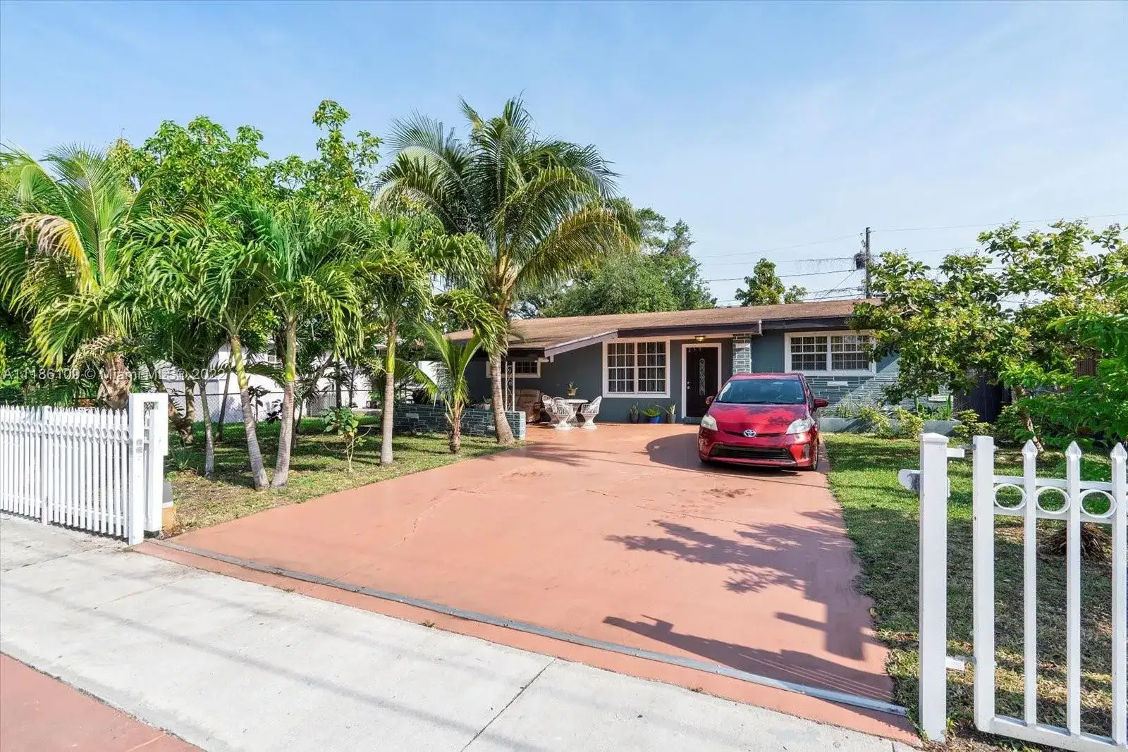 261 NE 172nd St, North Miami Beach FL 33162 photo 2