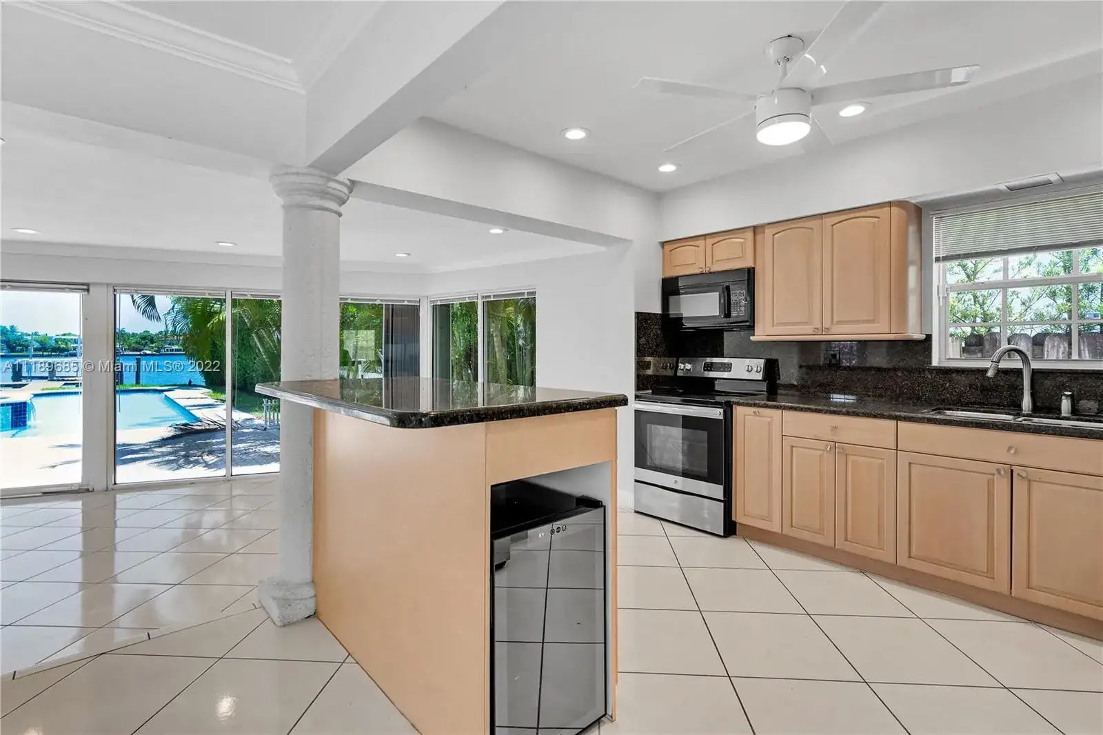 1100 Stillwater Dr, Miami Beach FL 33141 photo 2