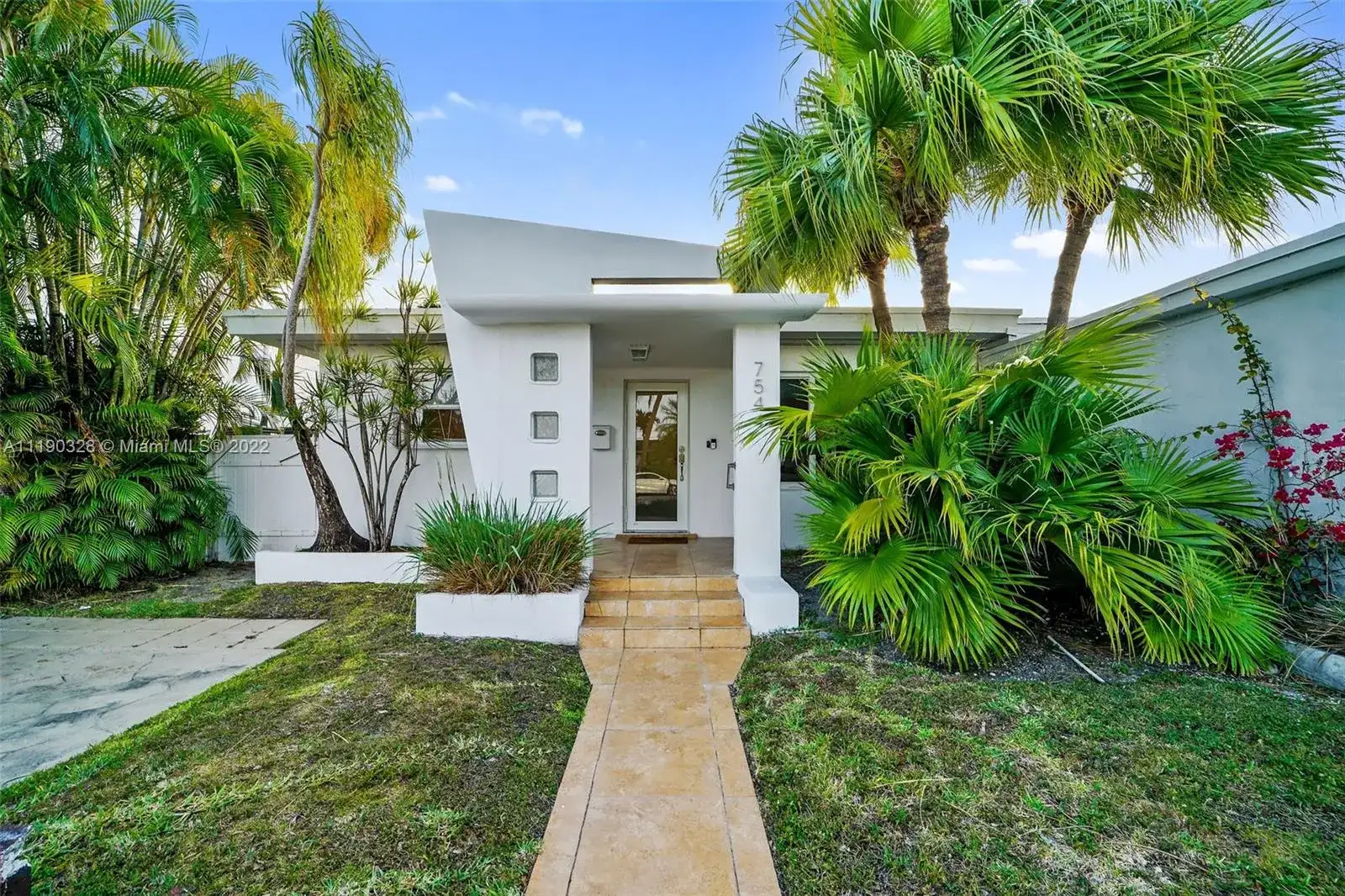 7544 W Treasure Dr, North Bay Village FL 33141 photo 4