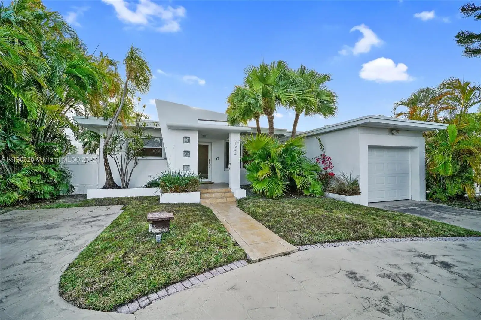 7544 W Treasure Dr, North Bay Village FL 33141 photo 5
