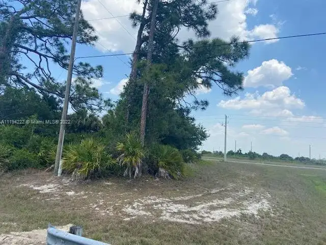 5029 SE TradeWinds Cir, La Belle FL 33935 photo 2