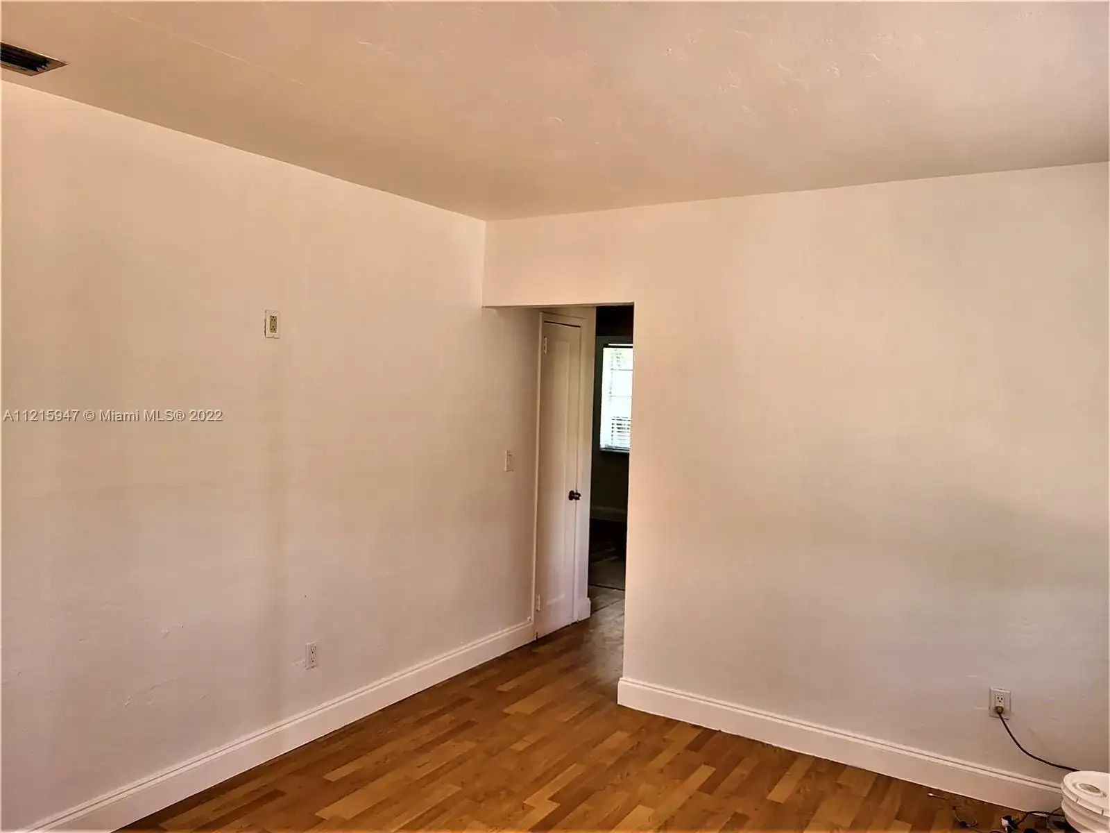 1021 NW 37th Ave, Miami FL 33125 photo 4