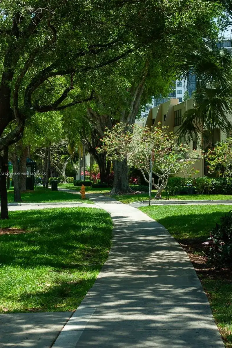 20350 W Country Club Dr # 4, Aventura FL 33180 photo 2