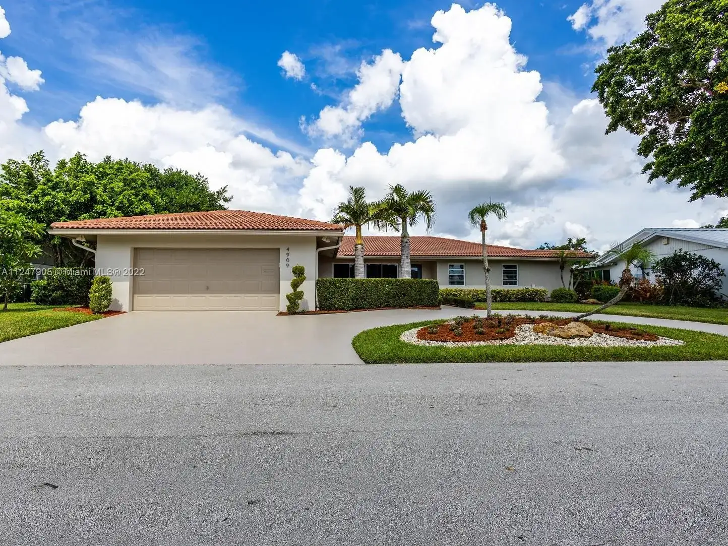4909 N Travelers Palm Ln, Tamarac FL 33319 photo 4