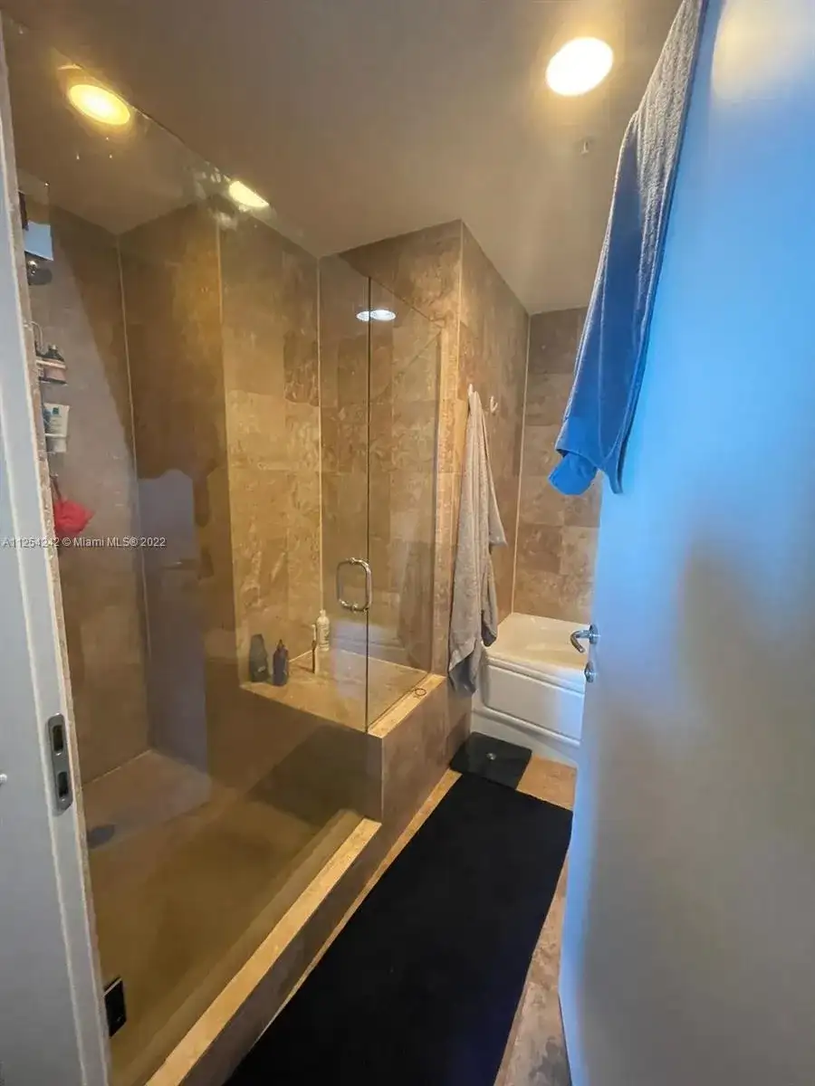 300 S Biscayne Blvd # 2212, Miami FL 33131 photo 2