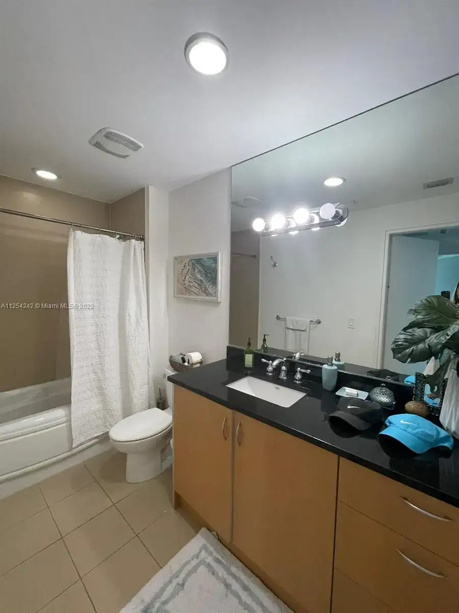 300 S Biscayne Blvd # 2212, Miami FL 33131 photo 3