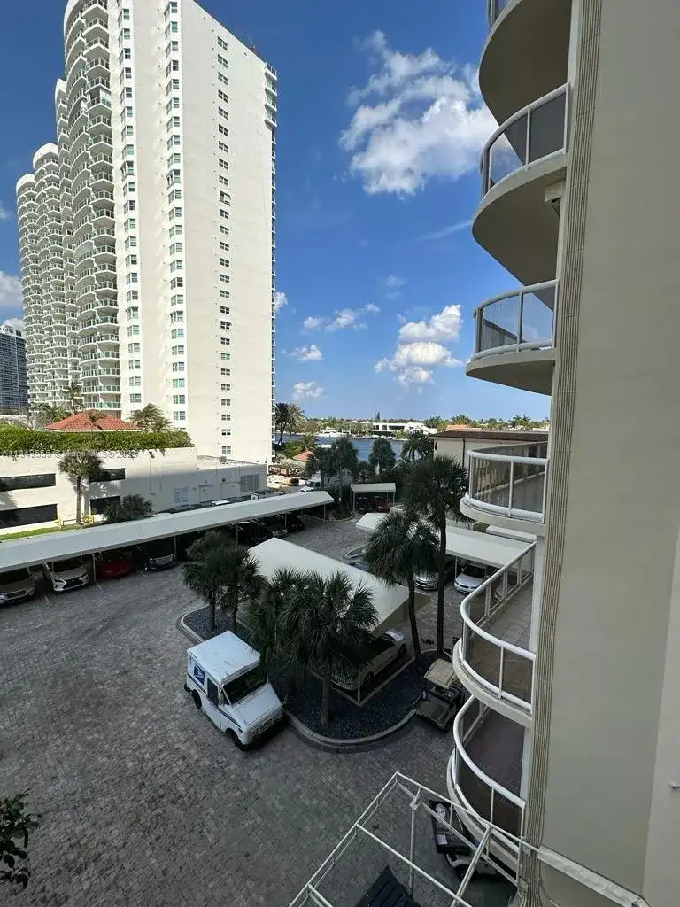 20191 E Country Club Dr # 403, Aventura FL 33180 photo 5