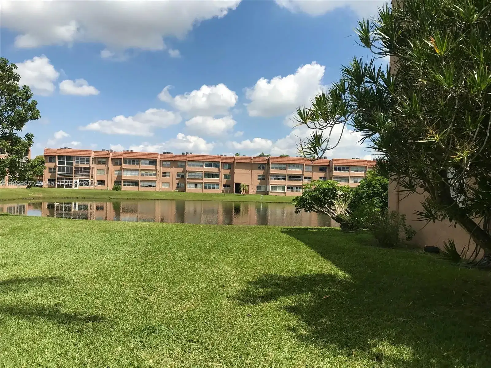 9620 Sunrise Lakes Blvd # 302, Sunrise FL 33322 photo 2