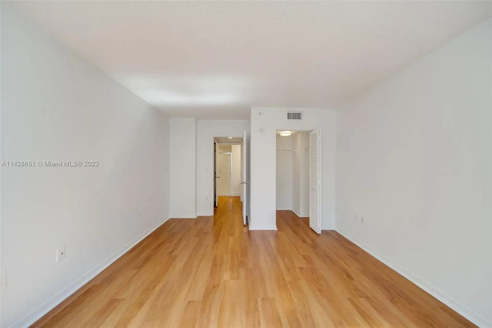1111 Brickell Bay Dr # 2103, Miami FL 33131 photo 3
