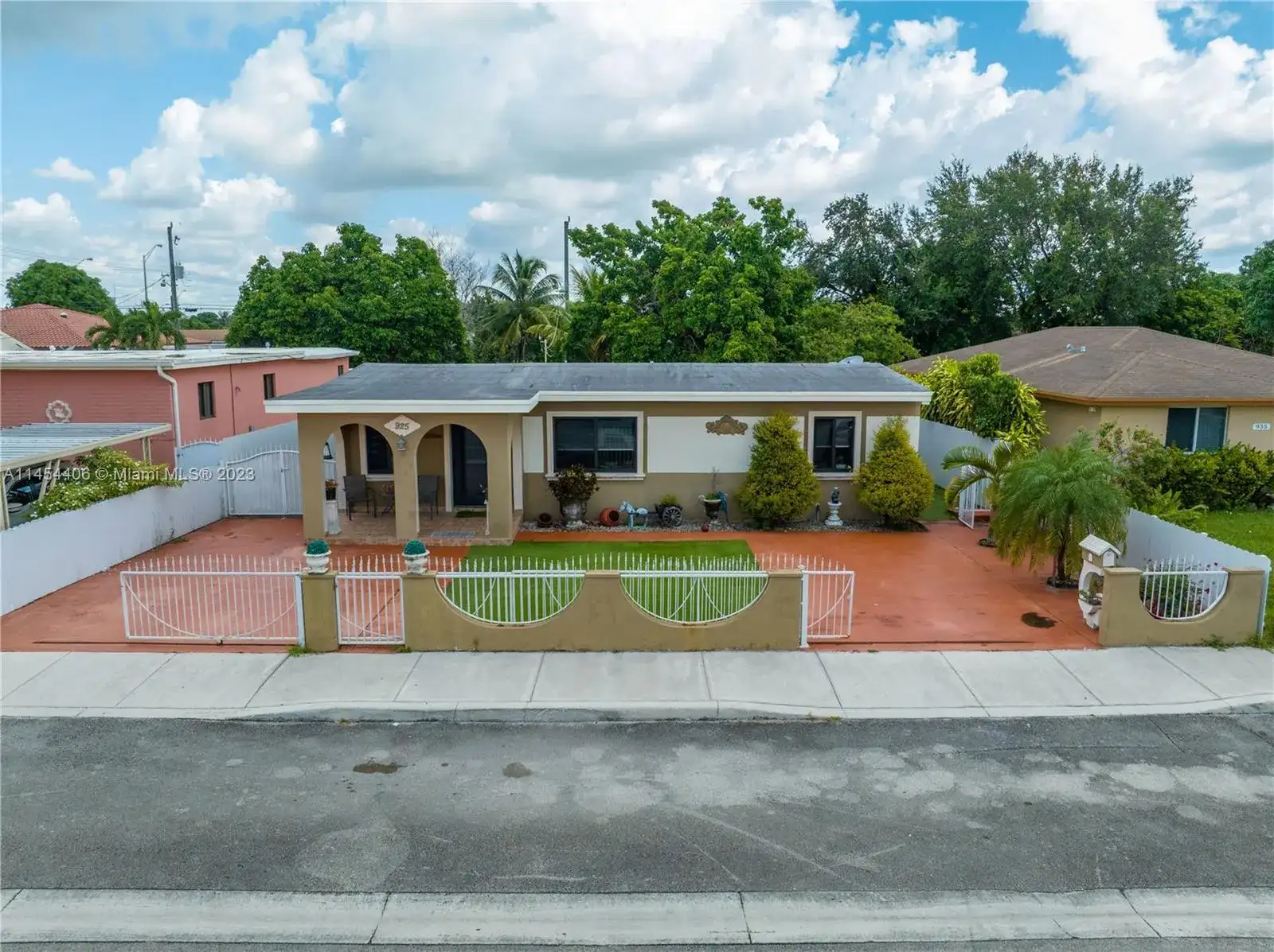 925 E 29th St, Hialeah FL 33013 photo 2