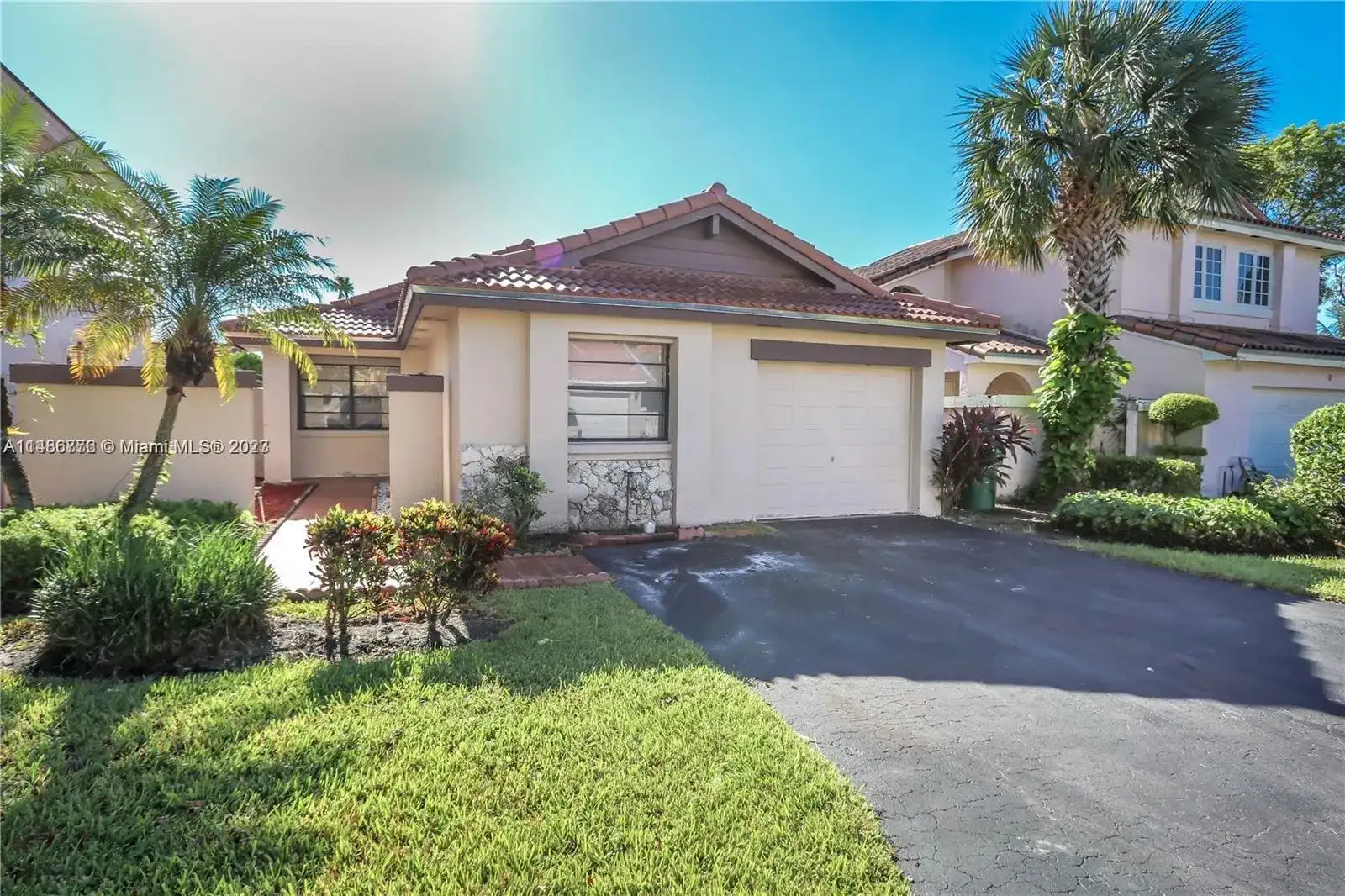 6324 NW 179th Ter, Hialeah FL 33015 photo 2