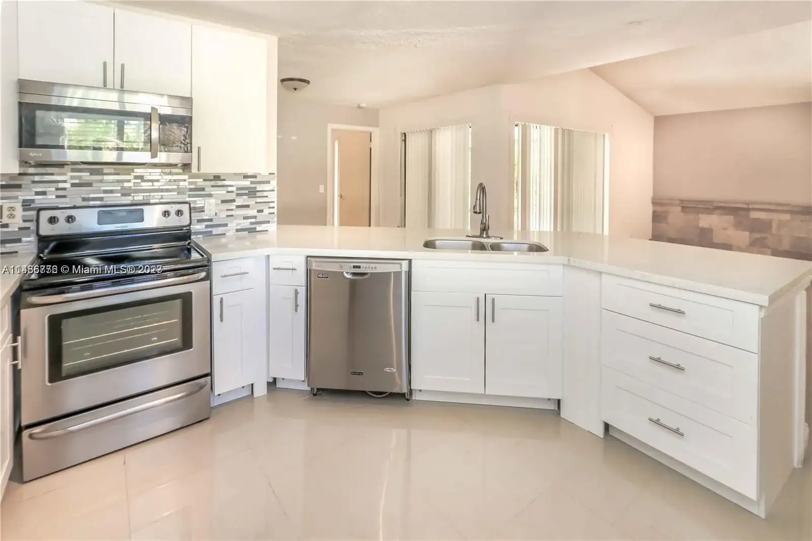 6324 NW 179th Ter, Hialeah FL 33015 photo 3