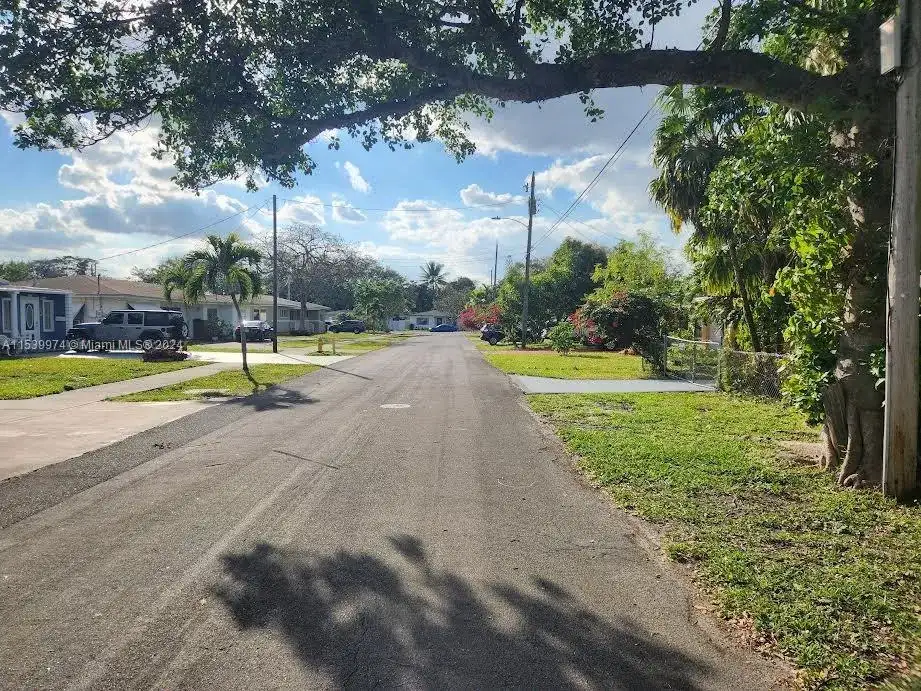 630 SW 1st Ct, Hallandale Beach FL 33009 photo 5