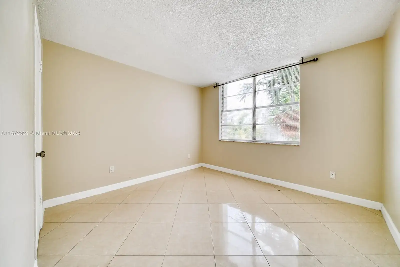 496 NW 165th St Rd # D316, Miami FL 33169 photo 2