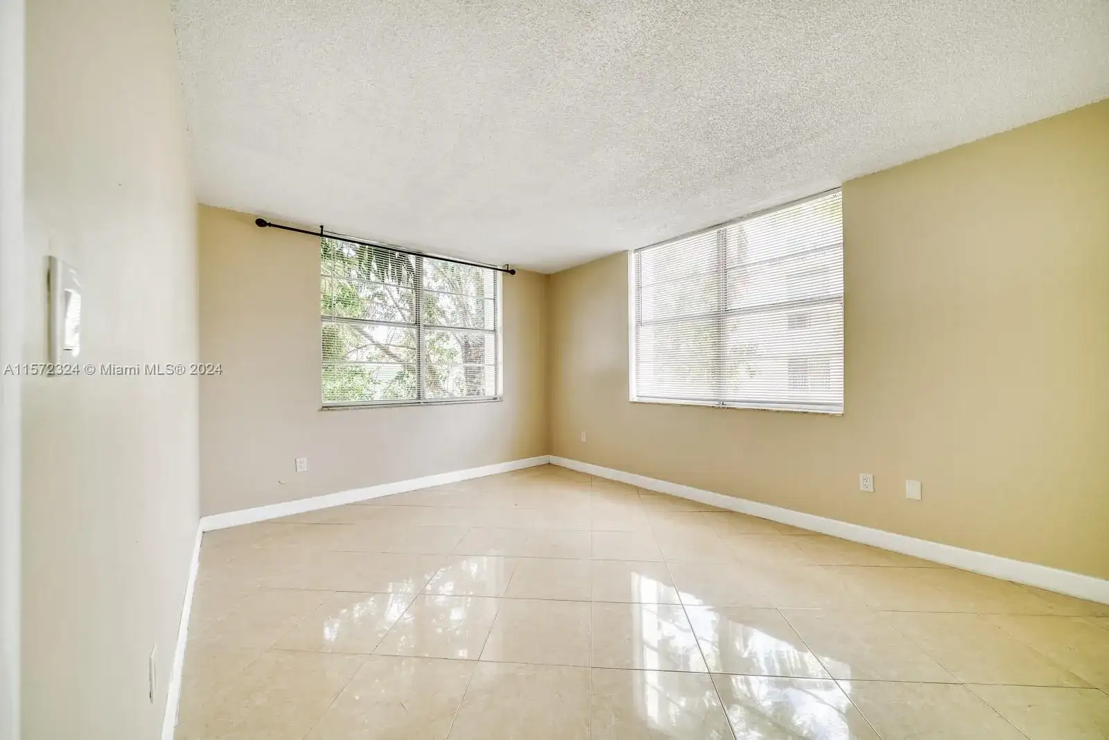 496 NW 165th St Rd # D316, Miami FL 33169 photo 4