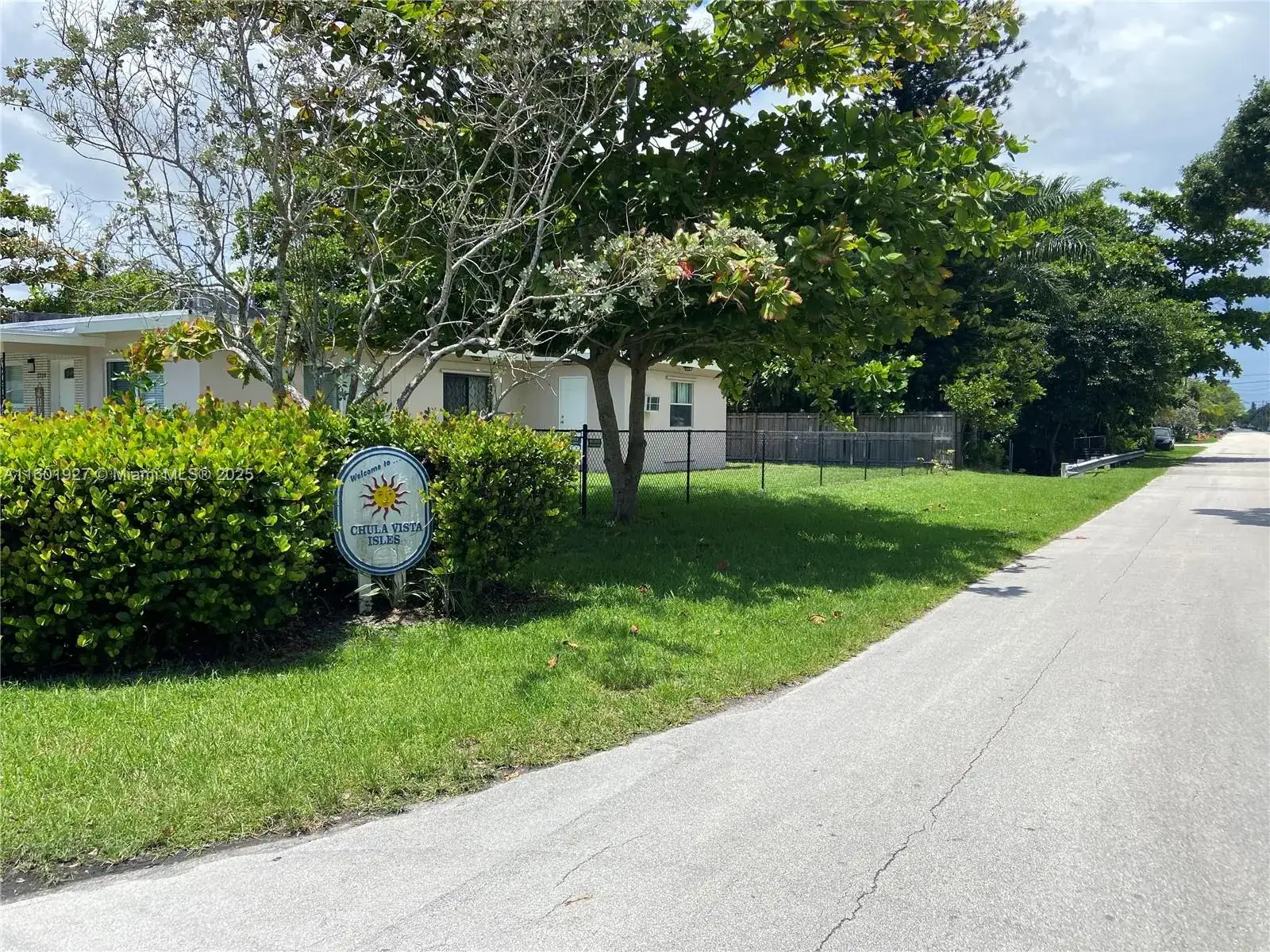 1739 SW 28th Ter, Fort Lauderdale FL 33312 photo 2