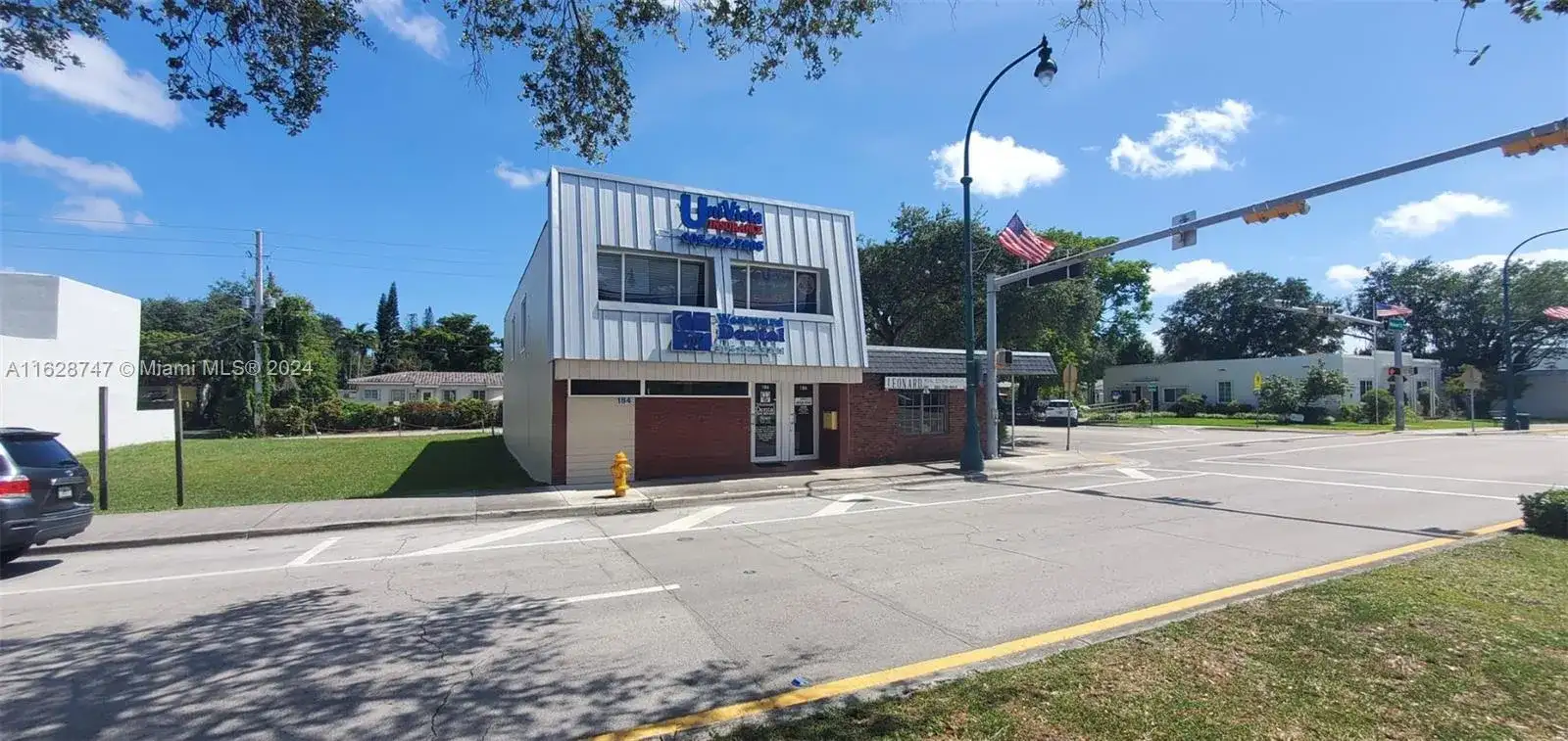 186 Westward Dr, Miami Springs FL 33166 photo 2