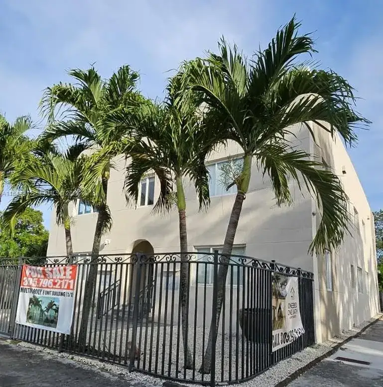 2500 NE 192nd St, Miami FL 33180 photo 3