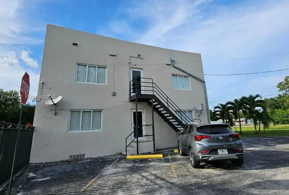 2500 NE 192nd St, Miami FL 33180 photo 4
