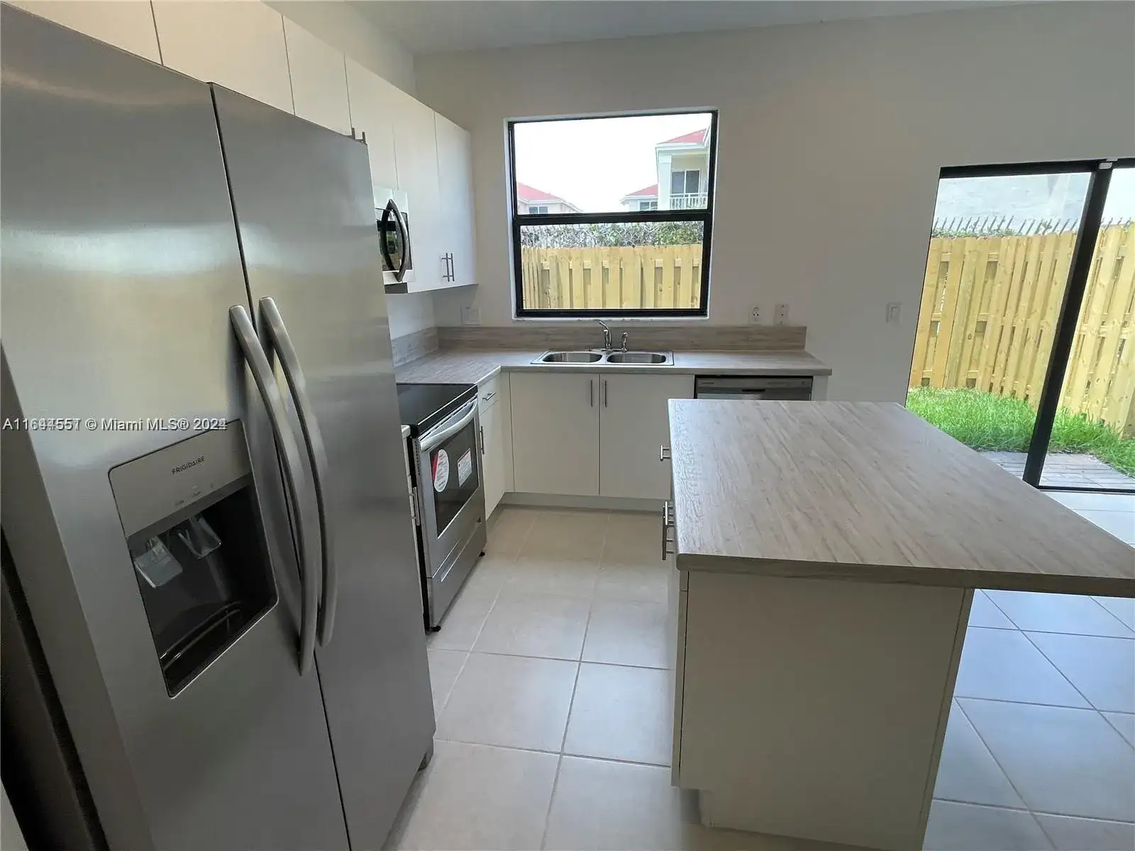 20671 NE 7th Pl, Miami FL 33179 photo 2